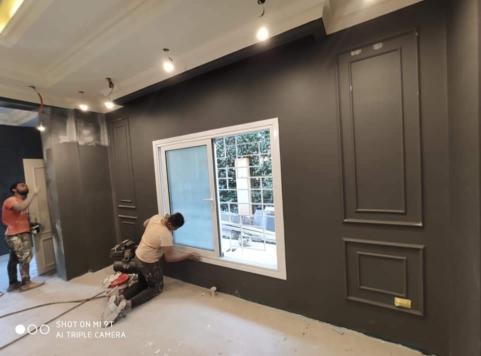 مقاول دهانات بالدمام يقوم بطلاء جدار داخلي